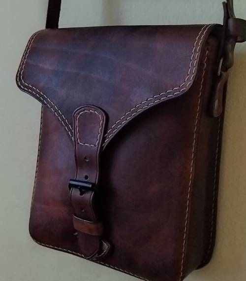 Taška cez plece v rozmeroch 26x20x7cm ,zakladný rozmer koža. Hovadzie väzy kde vidno peknú štruktúru kože v hrúbke 2.5mm koža je trieslom činená.vypracovaná v klasickom brašnárskom postupe.remeň je nastavitelný v šírke 25mm a samozrejmosťou je inpregnacia a ošetrenie kože  sedlárskymi pastami